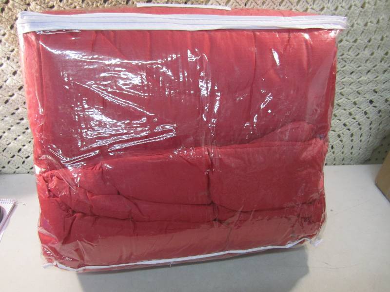 lot 319 image: FullQueen Size Comforter BR1...