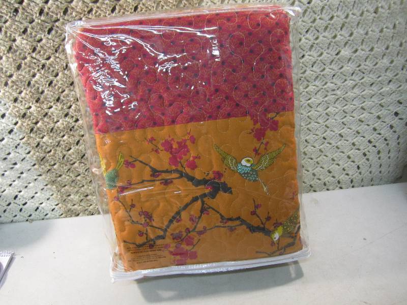 lot 322 image: FullQueen Size Bedspread  BR1...
