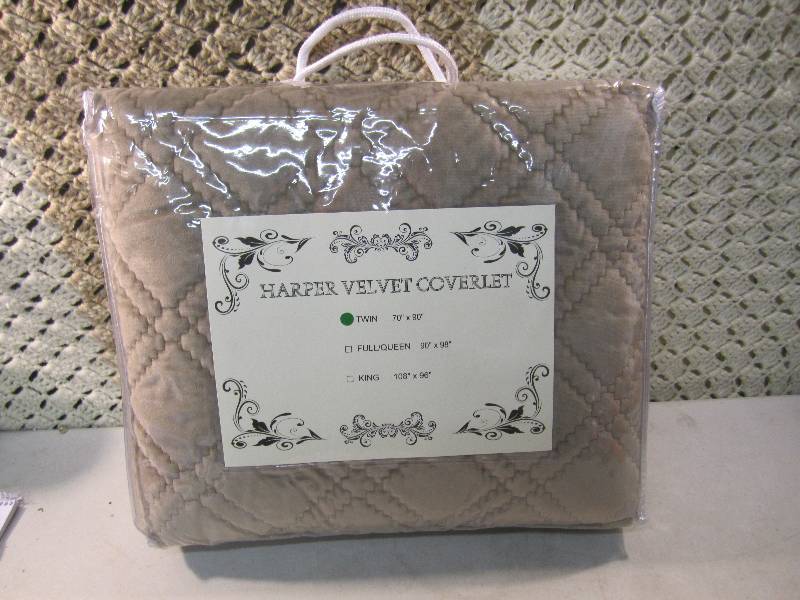 lot 323 image: Twin Size Harper Velvet Coverlet  B...