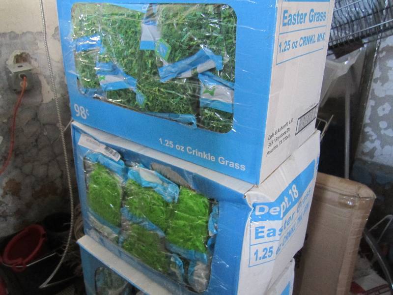 lot 325 image: 4 Cases of Easter Grass Various Col...