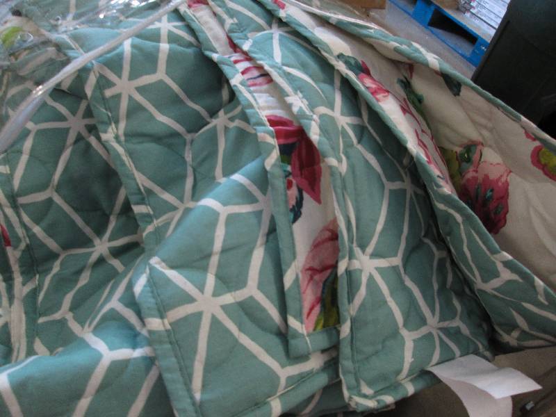 lot 29 image: Oversized FullQueen Quilt open box...