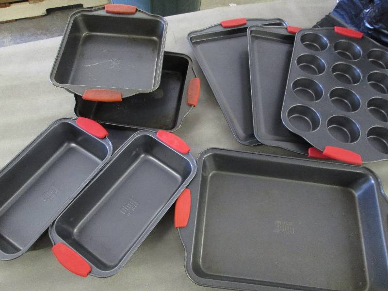 lot 116 image: 8 Piece Chef Tested Bakeware- some ...