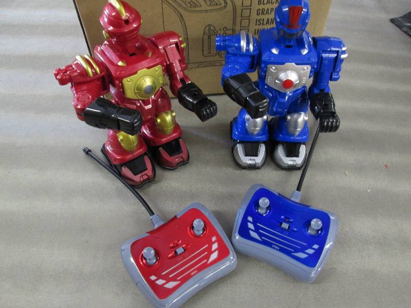lot 137 image: Remote Controlled Fighting Robots o...