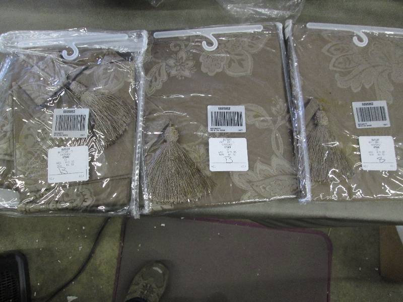 lot 190 image: Lot of 3 Beckett 40x24 inch Mink Co...