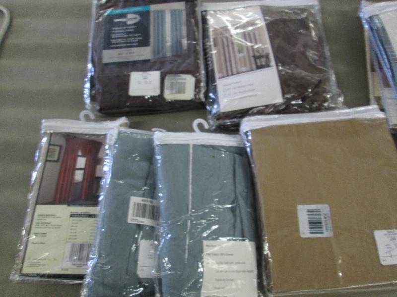 lot 203 image: Lot of 6 Assorted Window Treatments...