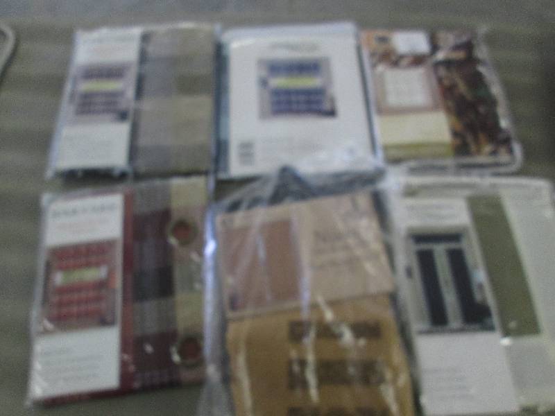 lot 204 image: Lot of 6 Assorted Window Treatments...