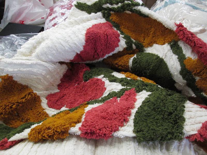 lot 255 image: Chenille Full Sized Bedspread Retai...