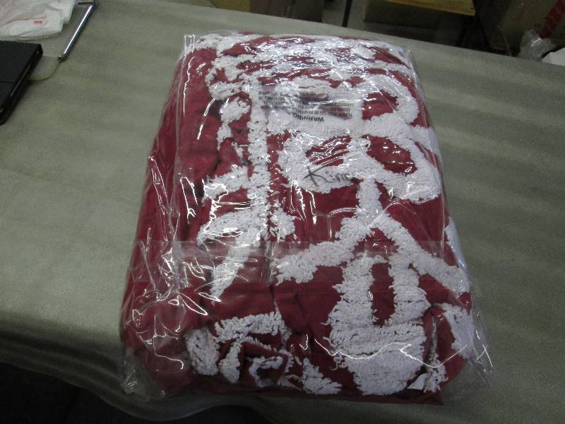 lot 257 image: King RedWhite Chenille Bedspread R...