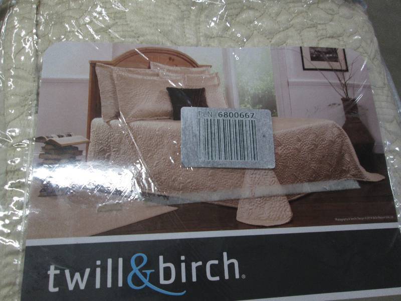 lot 260 image: Gardenia Embroidered Quilted Bedspr...