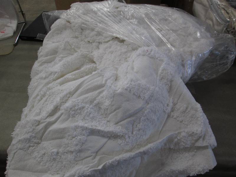 lot 259 image: White Chenille King Bedspread...