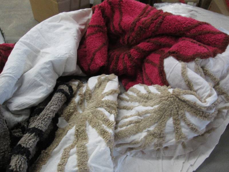 lot 262 image: Chenille Bedspread - unknown size R...