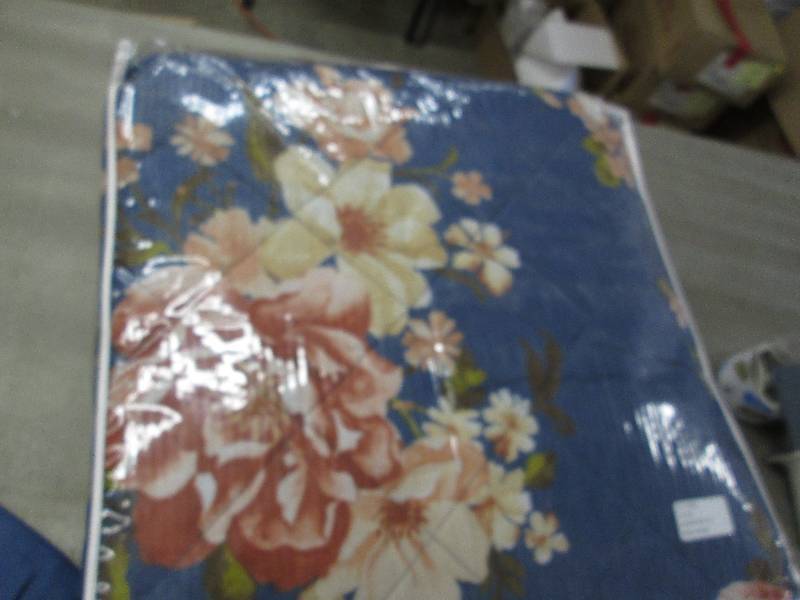 lot 265 image: Full Comforter & Sham Set...