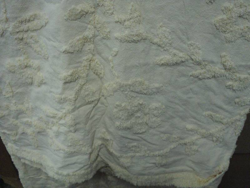 Yellow chenille bedspread 118x118...