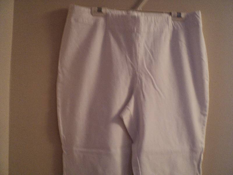Monroe and Main white capris size 1...