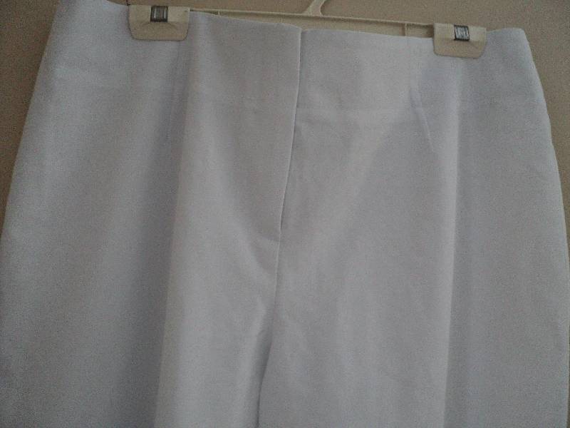 Monroe and Main white capris size 1...