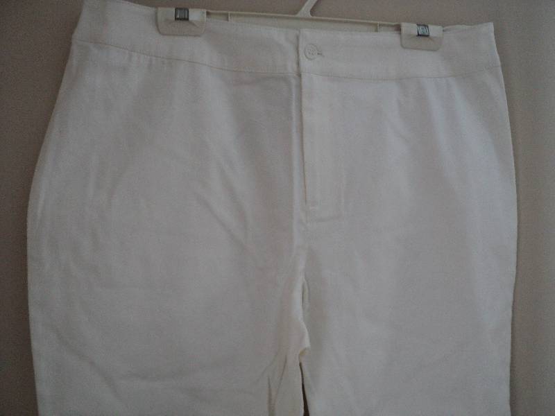 Monroe and Main cream capris size 1...
