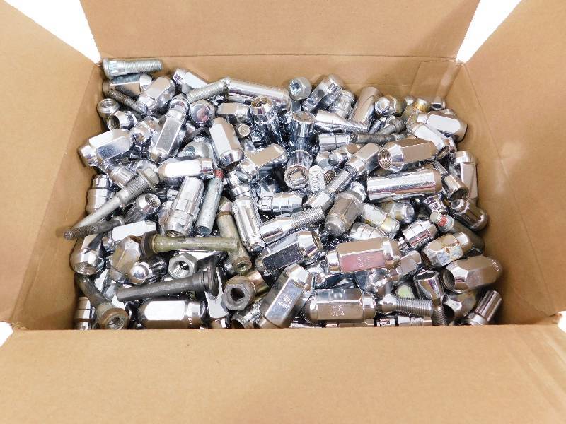 lot 23 image: Lugnuts