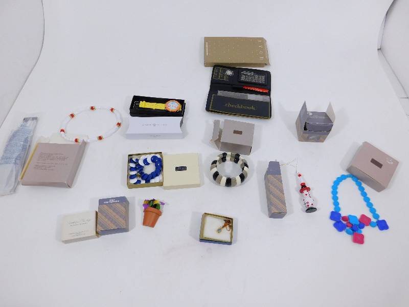 lot 26 image: Jewelry
