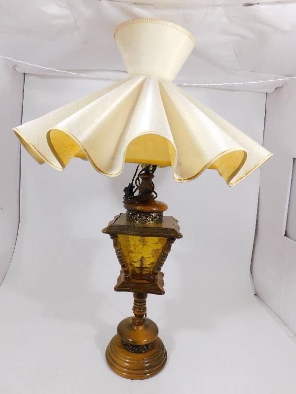 lot 29 image: Lamp