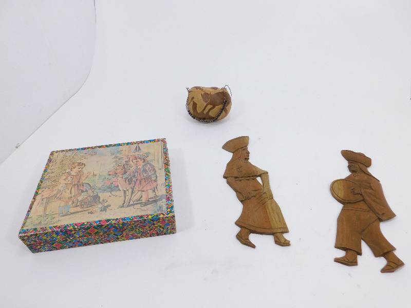 lot 33 image: Vintage Pieces