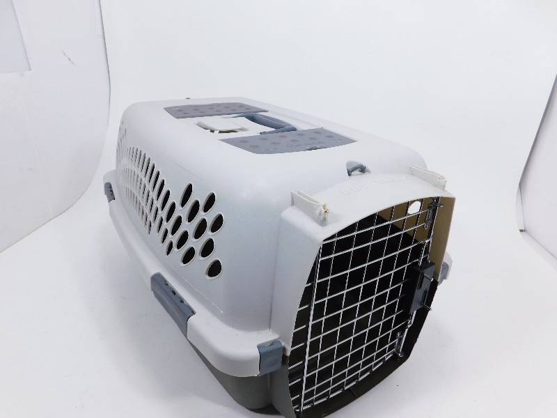lot 34 image: Dog Kennel