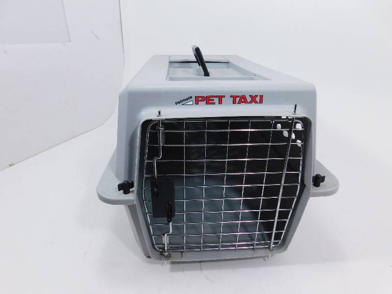 lot 41 image: Small Dog Kennel
