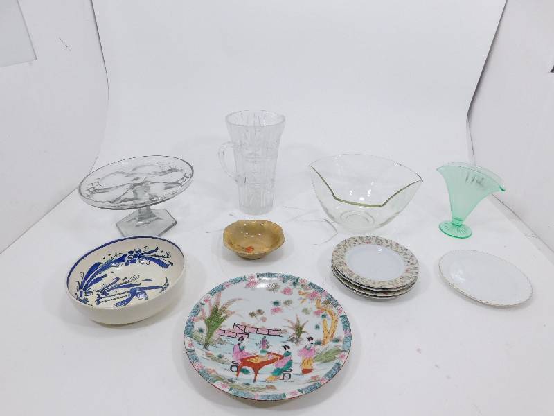 lot 47 image: Lot Of Vintage Glass