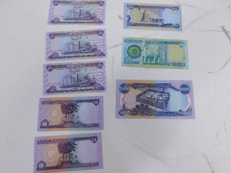 lot 51 image: Lot of Dinars