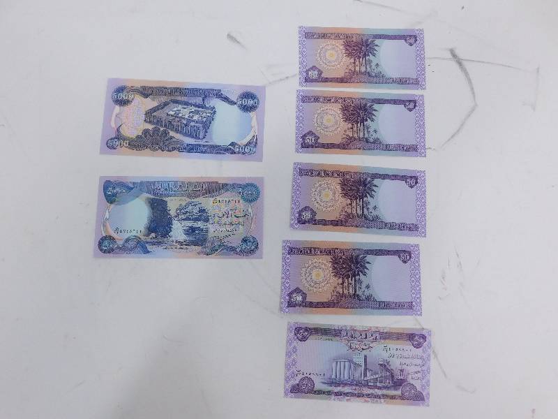 lot 53 image: Lot of Dinars