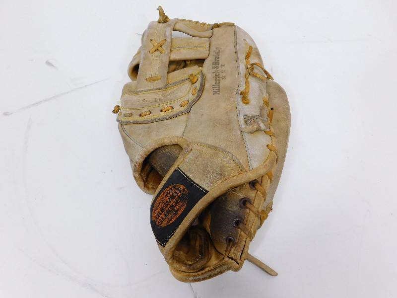 lot 68 image: Vintage Baseball Glove