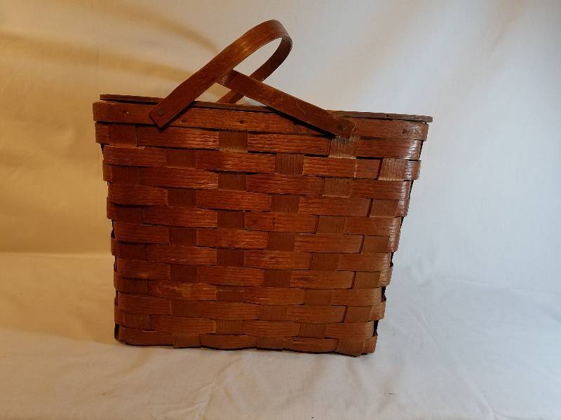 VINTAGE PICNIC BASKET
