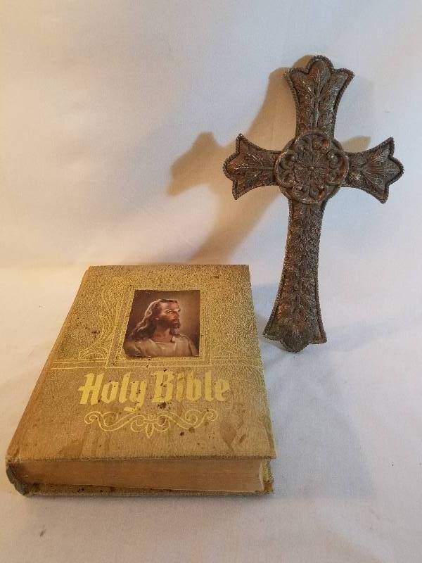 BIBLE AND CROSS