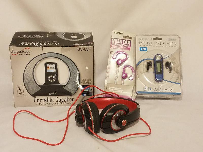 MUSIC LISTENING ACCESSORIES