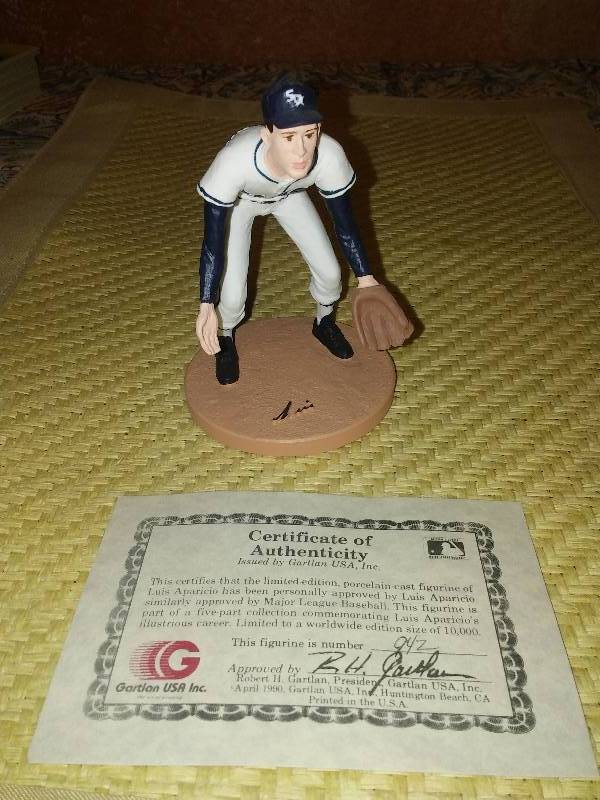 lot 40 image: 2 Luis Aparicio and Mike Schmidt, 4 in. figurine