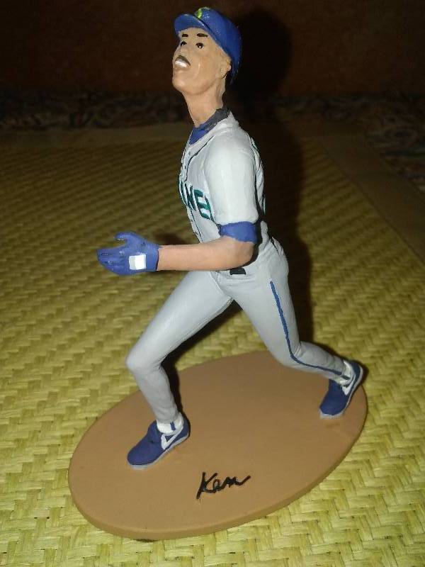 lot 43 image: Warren Spahn and Ken Griffey, 4 in. figurine, COA