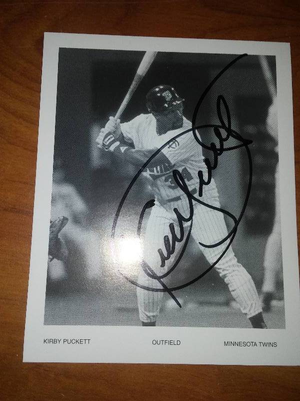 lot 87 image: Kirby Puckett autographed 4 x 5 Black and White Photo