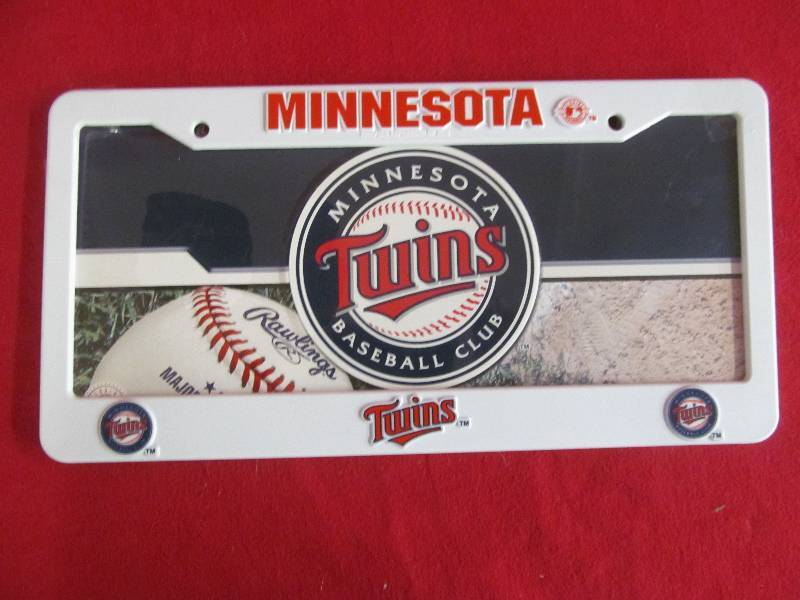 lot 61 image: MN Twins plate, bracket