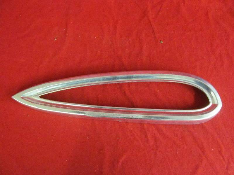 lot 83 image: vintage 59 Chevy Cat Eye bezel