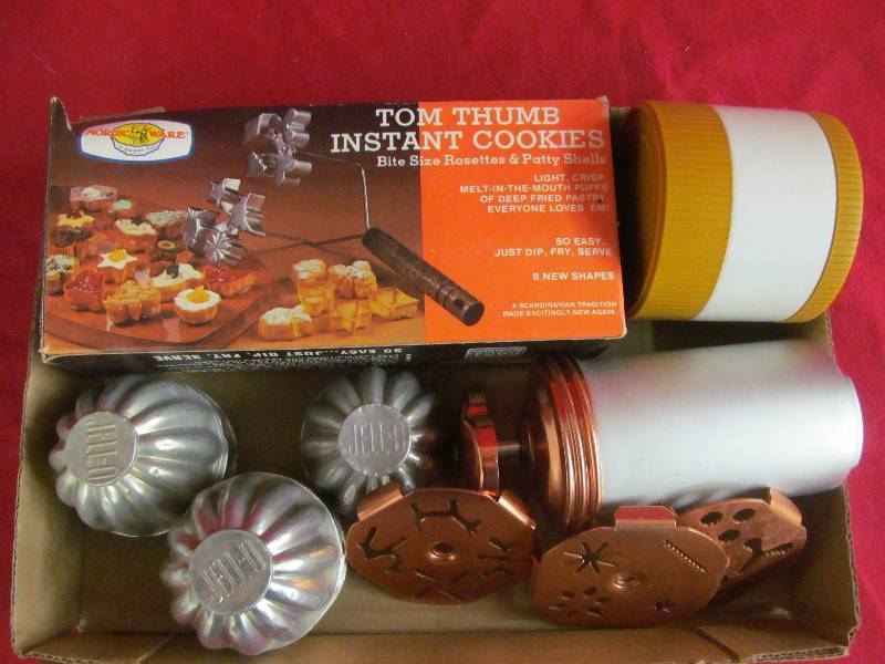 lot 121 image: Jello Mold Cups