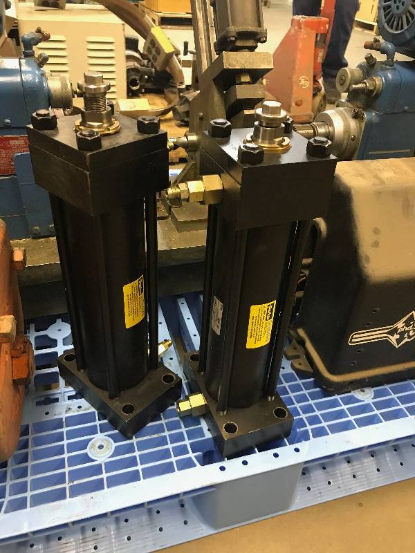 lot 17 image: 2 HYDRAULIC CYLINDERS