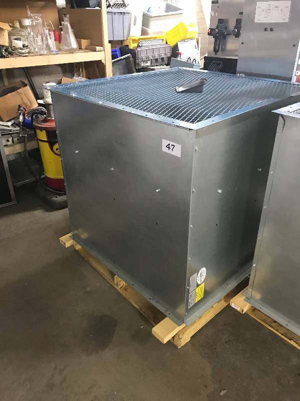 lot 47 image: LARGE CIRCULATING FAN