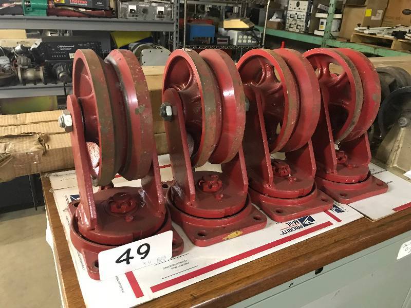 lot 49 image: 4 SWIVEL RAIL CASTERS