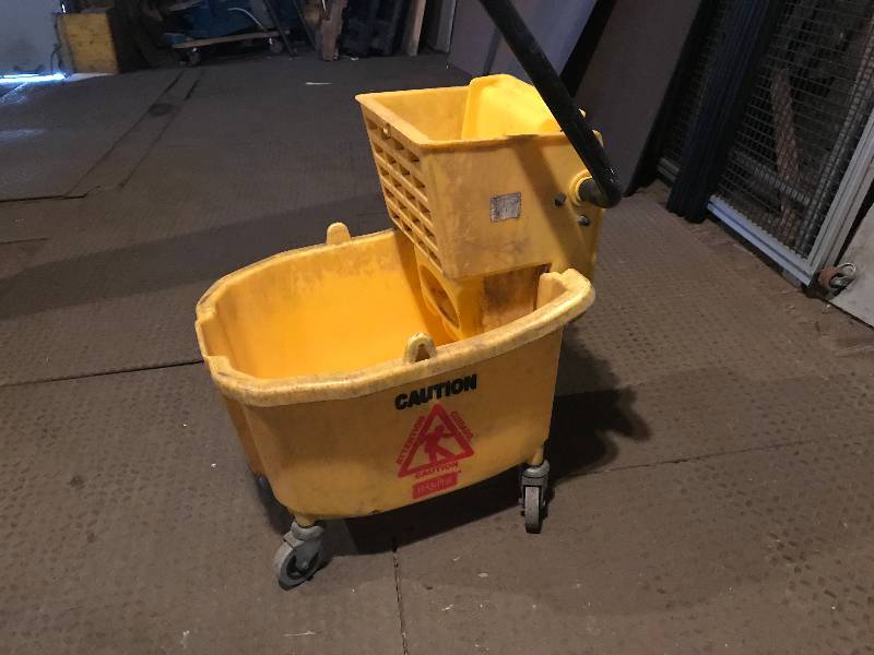 lot 55 image: MOP BUCKET W WRINGER