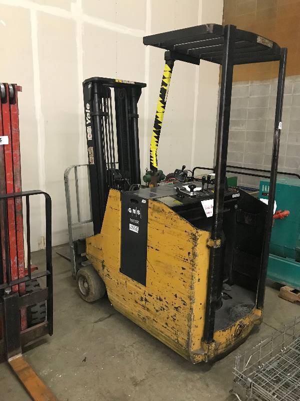 lot 3 image: YALE ELECTRIC FORKLIFT