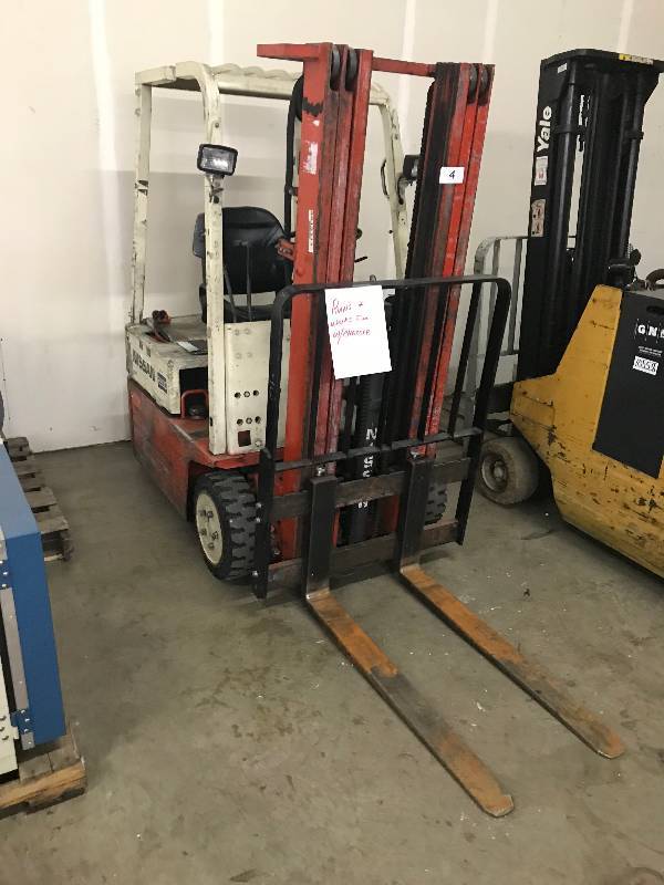lot 4 image: NISSAN ELECTRIC FORKLIFT W CHARGER