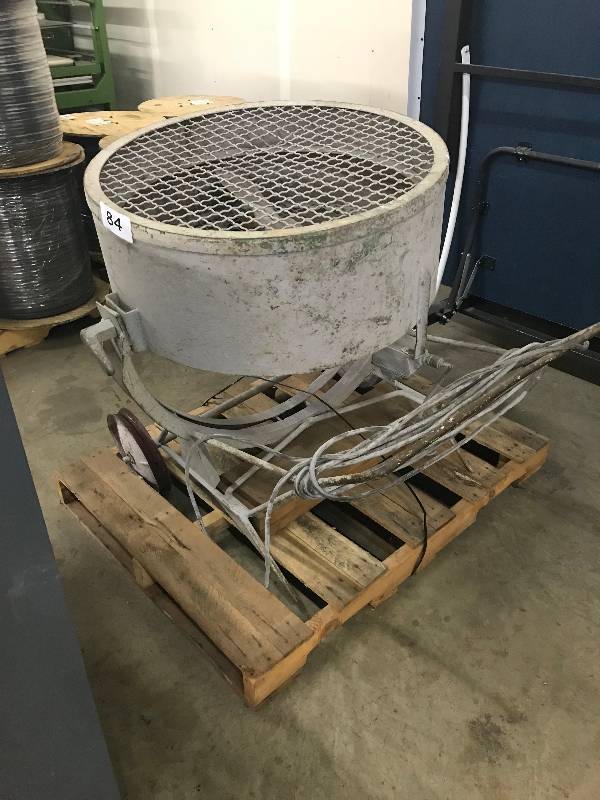 lot 84 image: LARGE CIRCULATING FAN