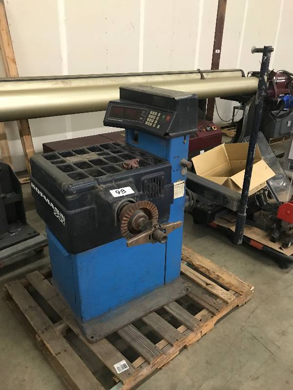 lot 93 image: TIRE MACHINE