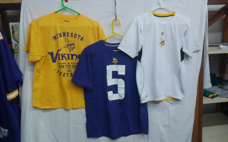 lot 12 image: 3-Vikings T-Shirts Size L