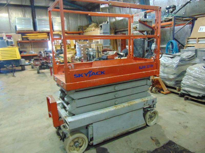 19 Skyjack Scissor Lift SJIII 3219