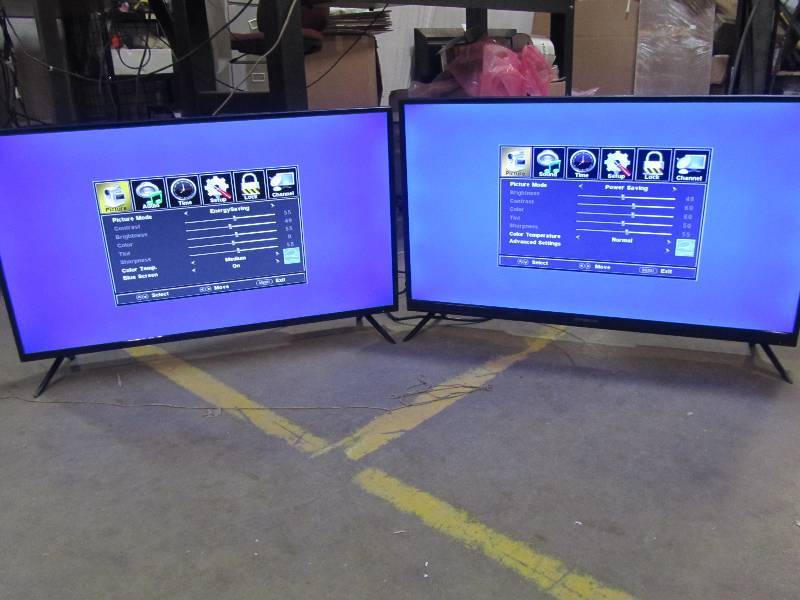 lot 4 image: Polaroid 40GSR3000FM 40 LED TV (Black) (x2)